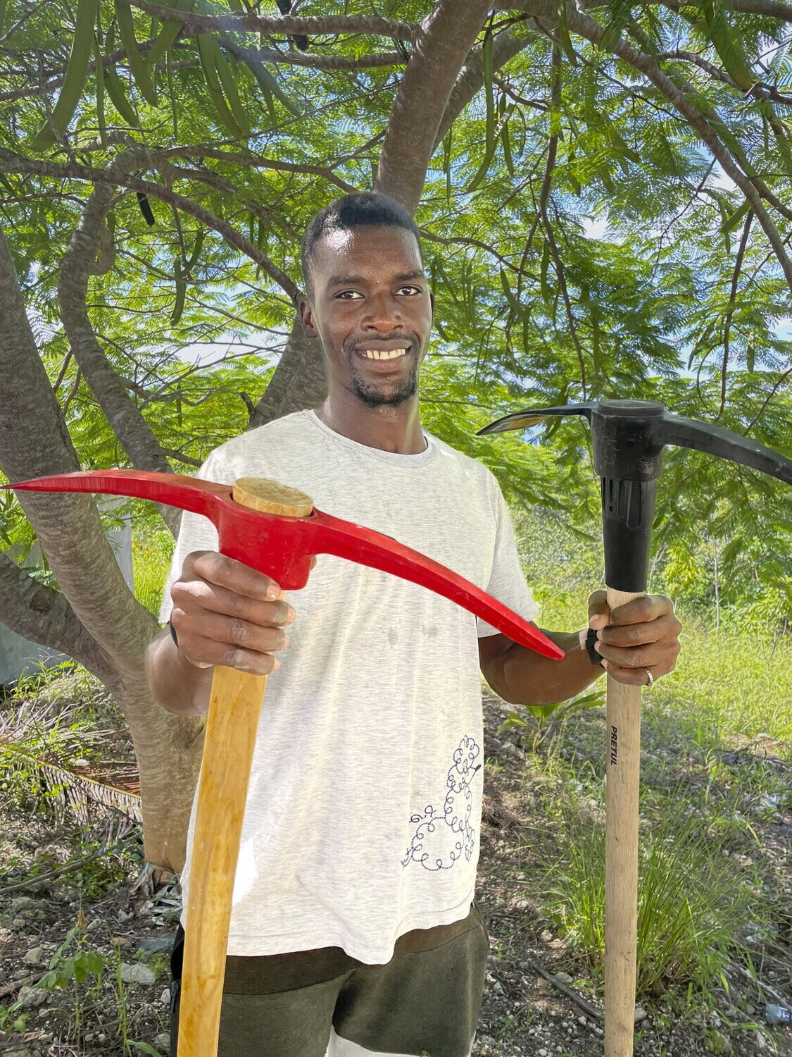 Herramientas y semillas para una familia en Haití esta Navidad. Herramientas y semillas para una familia en Haití esta Navidad.