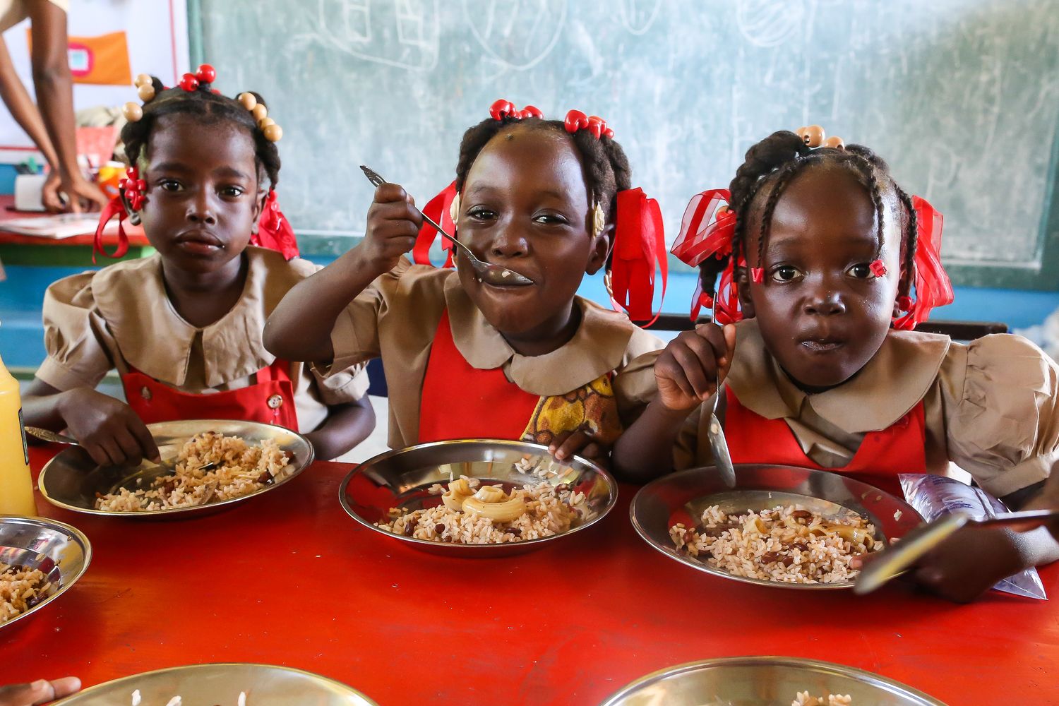 40 Almuerzos Escolares para Navidad. 40 Almuerzos Escolares para Navidad.