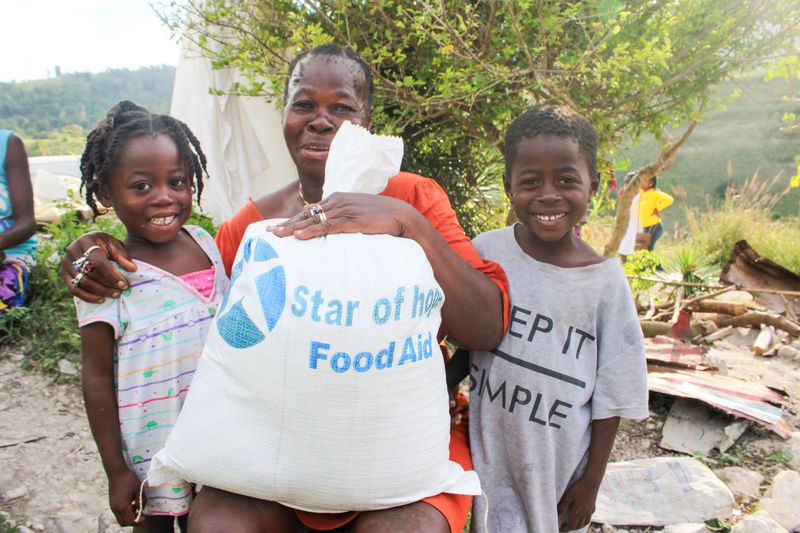 Canasta de alimentos de emergencia para familia haitiana.