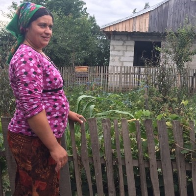 Herramientas y semillas para una familia en Rumania