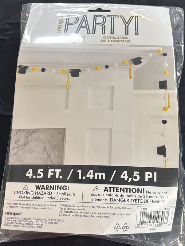 GRAD CAPS W/ TASSELS GARLAND 4FT