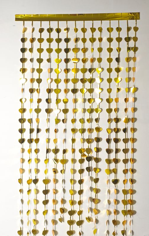 HEART FOIL FRINGE CURTAIN BCKDRP GLD 6.5'X3.25