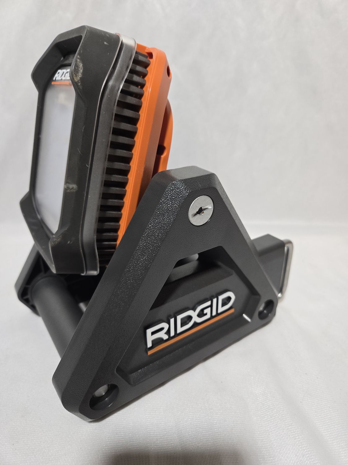 RIDGID 18V cordless spotlight with detachable light (tool only)