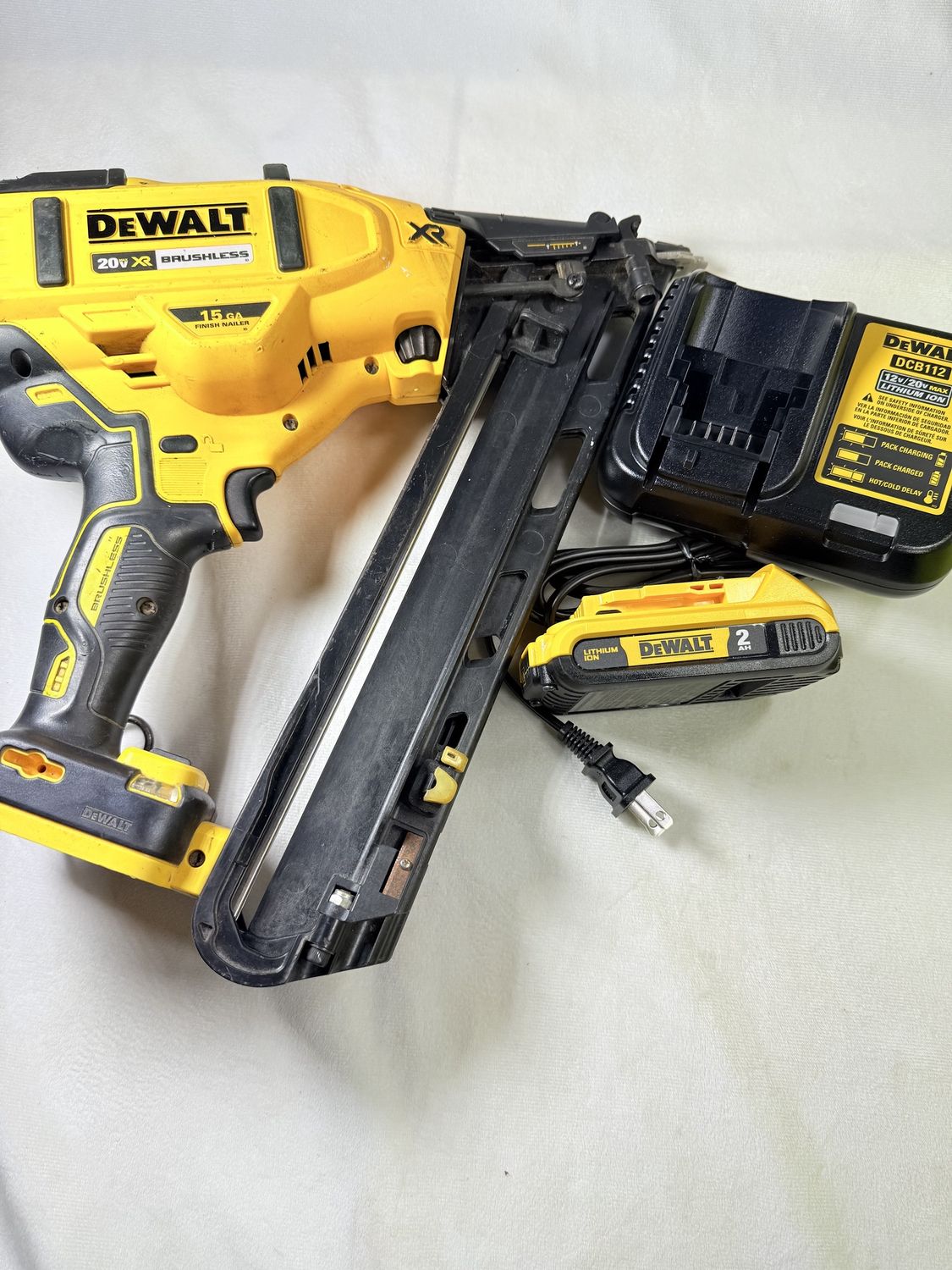 20V MAX XR Lithium-Ion Cordless 2-1/2 in. 15-Gauge Finish Nailer Kit with 2.0Ah Battery, Charger and Contractor Bag, Condition: Used