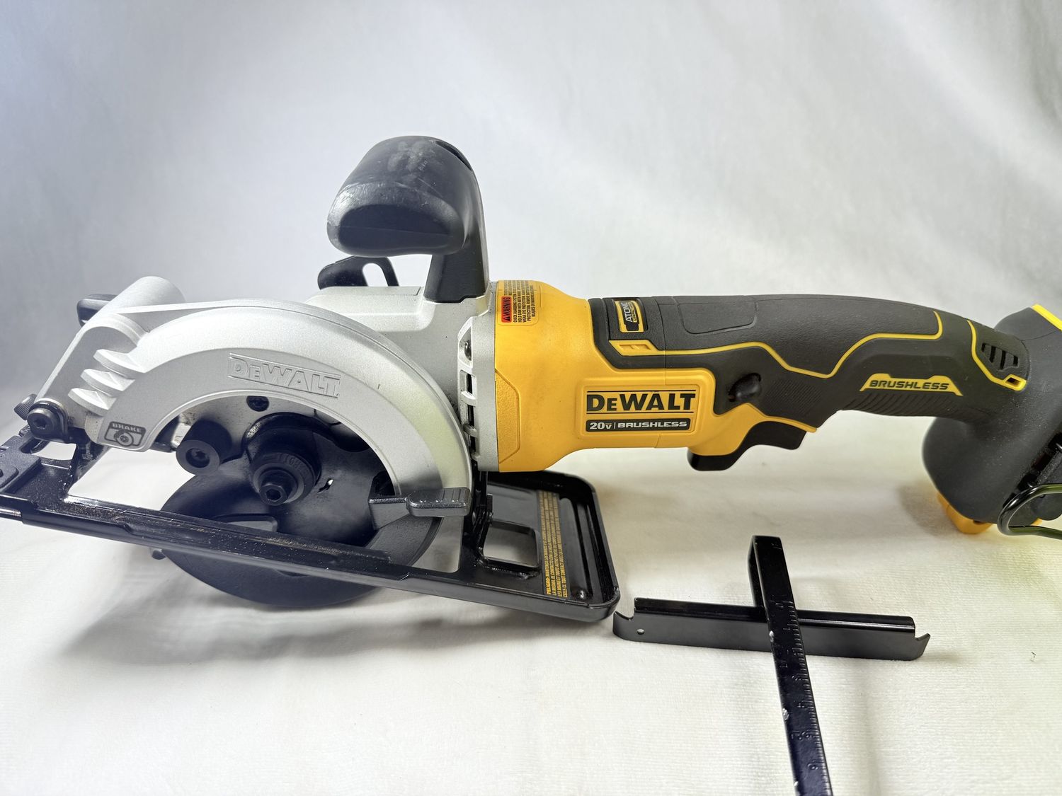 DCS571B ATOMIC 20V MAX Cordless Brushless 4-1/2 in. Circular Saw (Tool Only), Condition: Used-like new