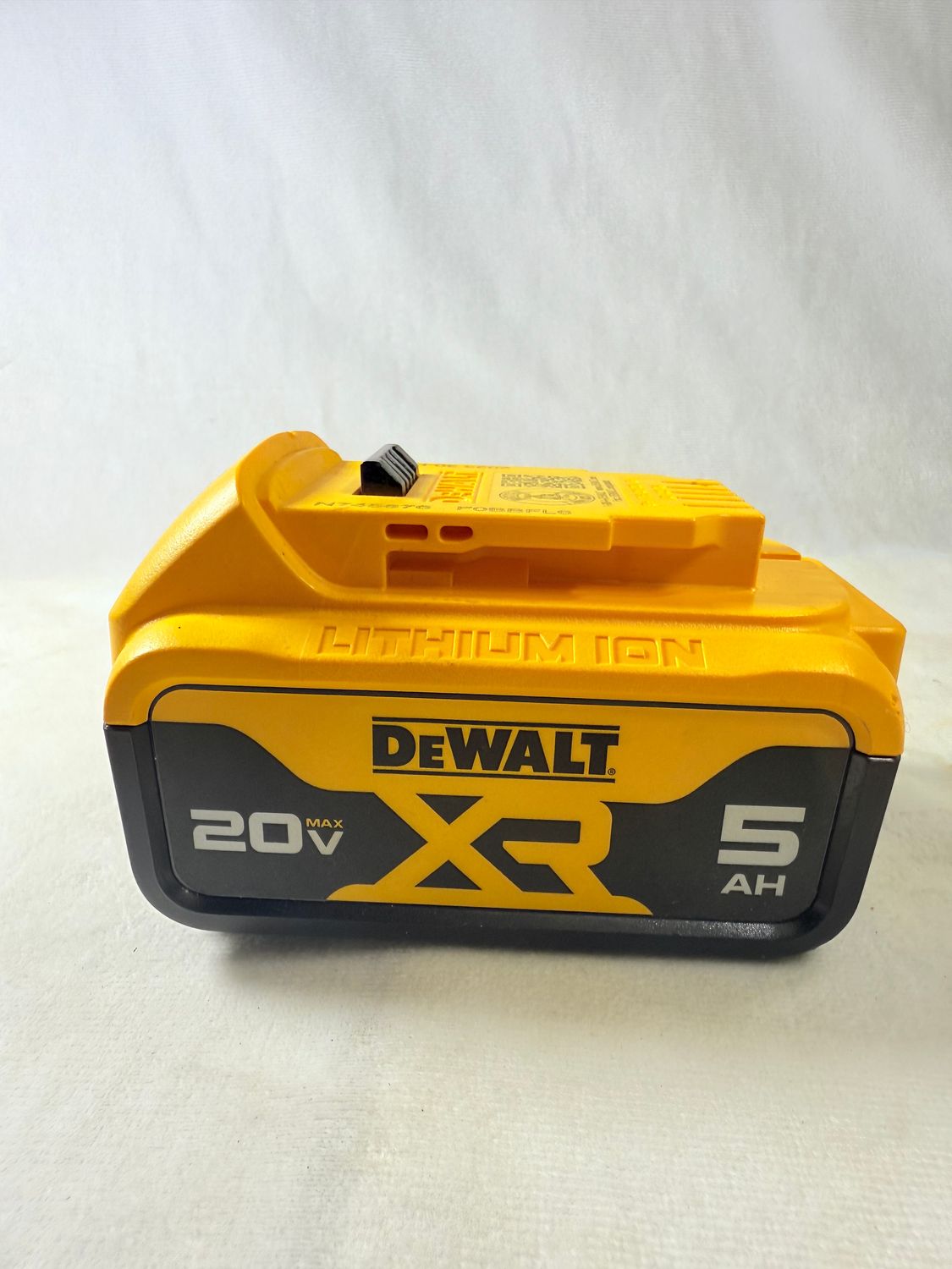 DCB205 20V MAX Premium Lithium-Ion 5.0Ah Battery Pack, Condition: New