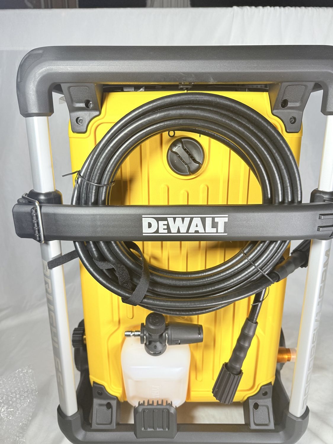 DWPW3000  3000 PSI 1.1 GPM 15 Amp Cold Water Electric Pressure Washer with Internal Equipment Storage, Condition: New