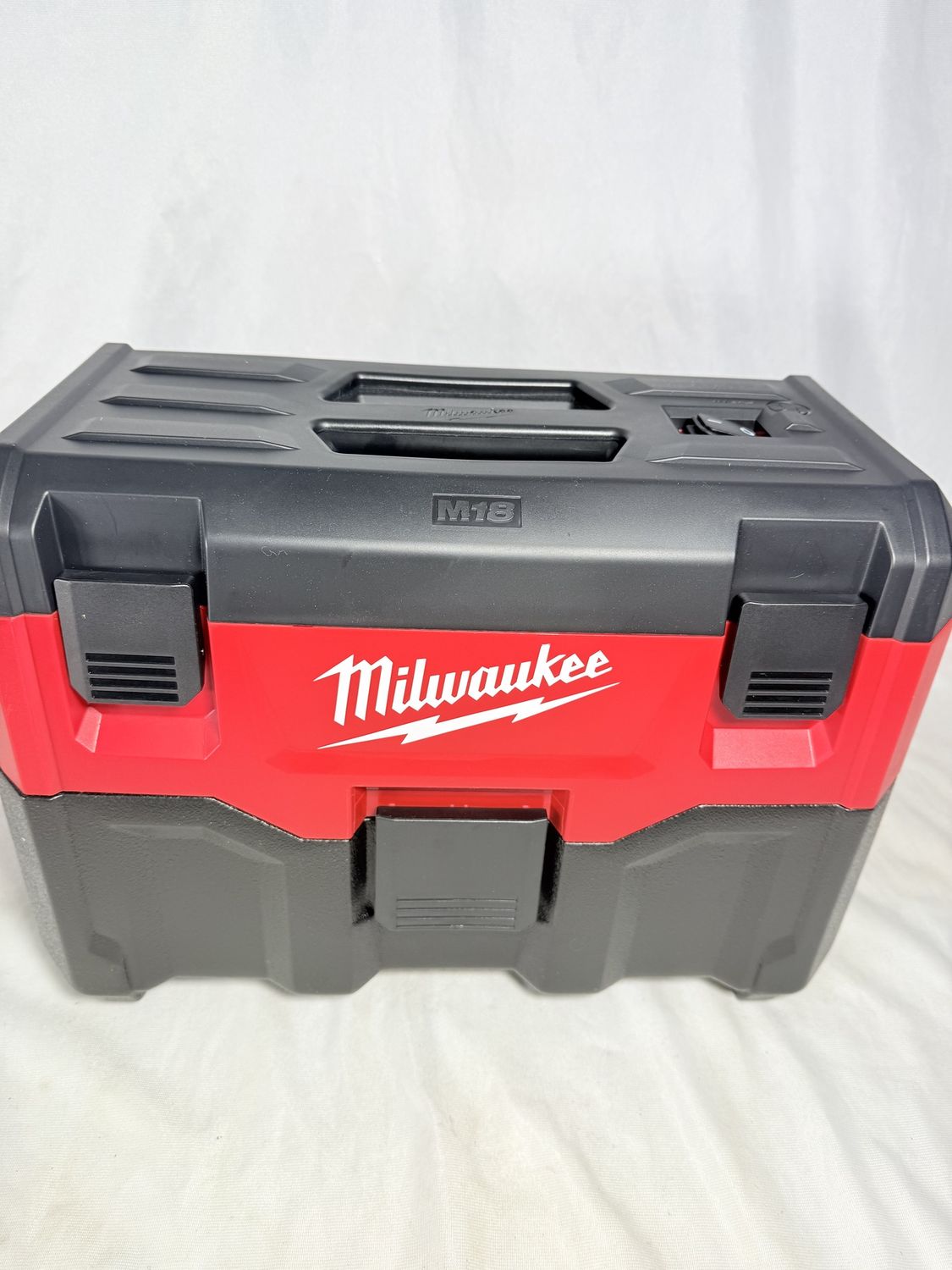 0880-20 M18 18-Volt 2 Gal. Lithium-Ion Cordless Wet/Dry Vacuum (Vacuum-Only), Condition: New