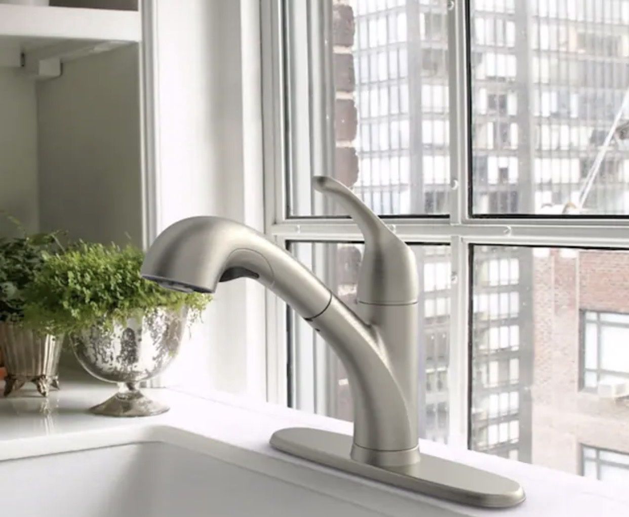 EVERFIELD Stainless Steel Single Handle Deck-mount Pull-out Kitchen Faucet with Sprayer