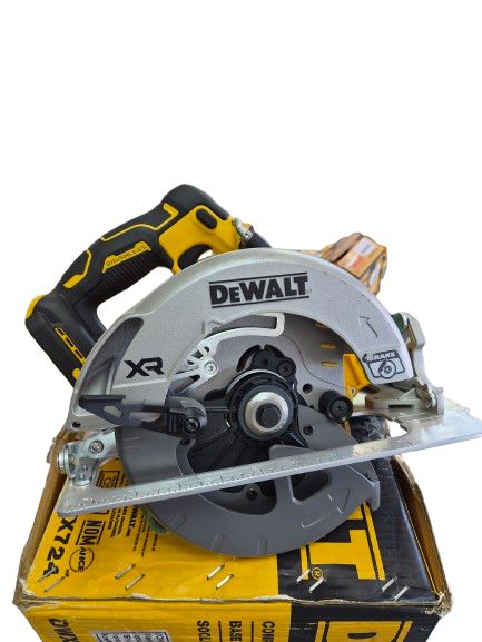 DEWALT 20-Volt MAX 7-1/4 in. Cordless Circular Saw (Tool Only)