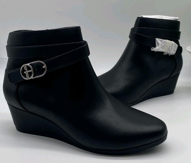 GIANI BERNINI Cherie Wedge Booties in black faux leather an silver buckle 8M