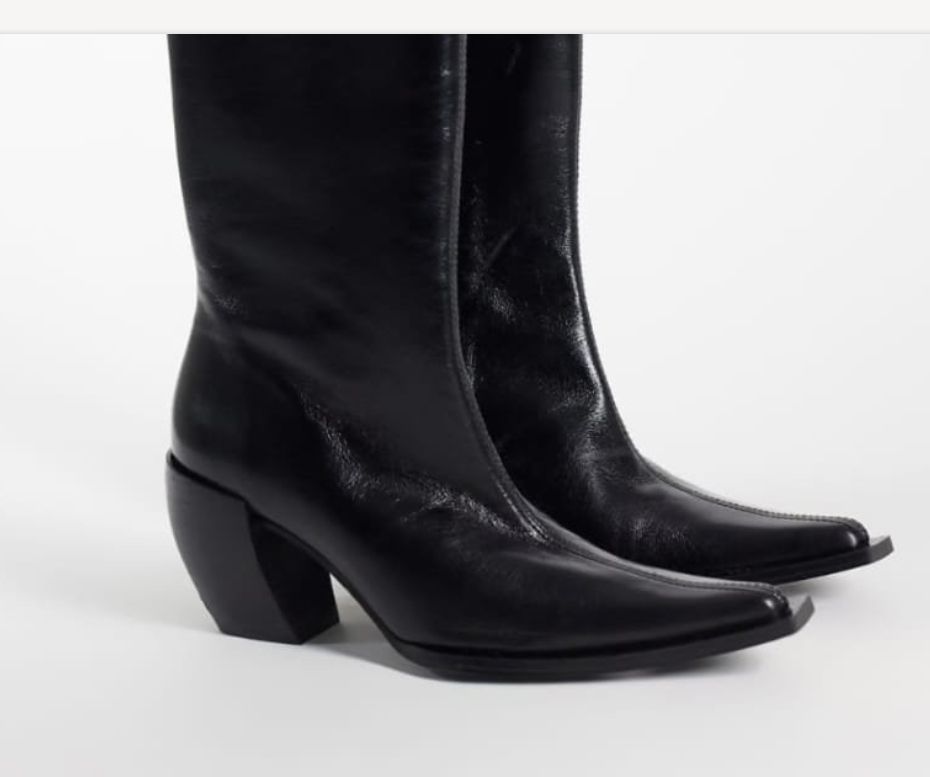 boots in black