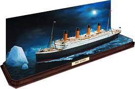 RMS Titanic including Puzzle Diorama 1/600 Model Ship Kit #05599 by Revell
