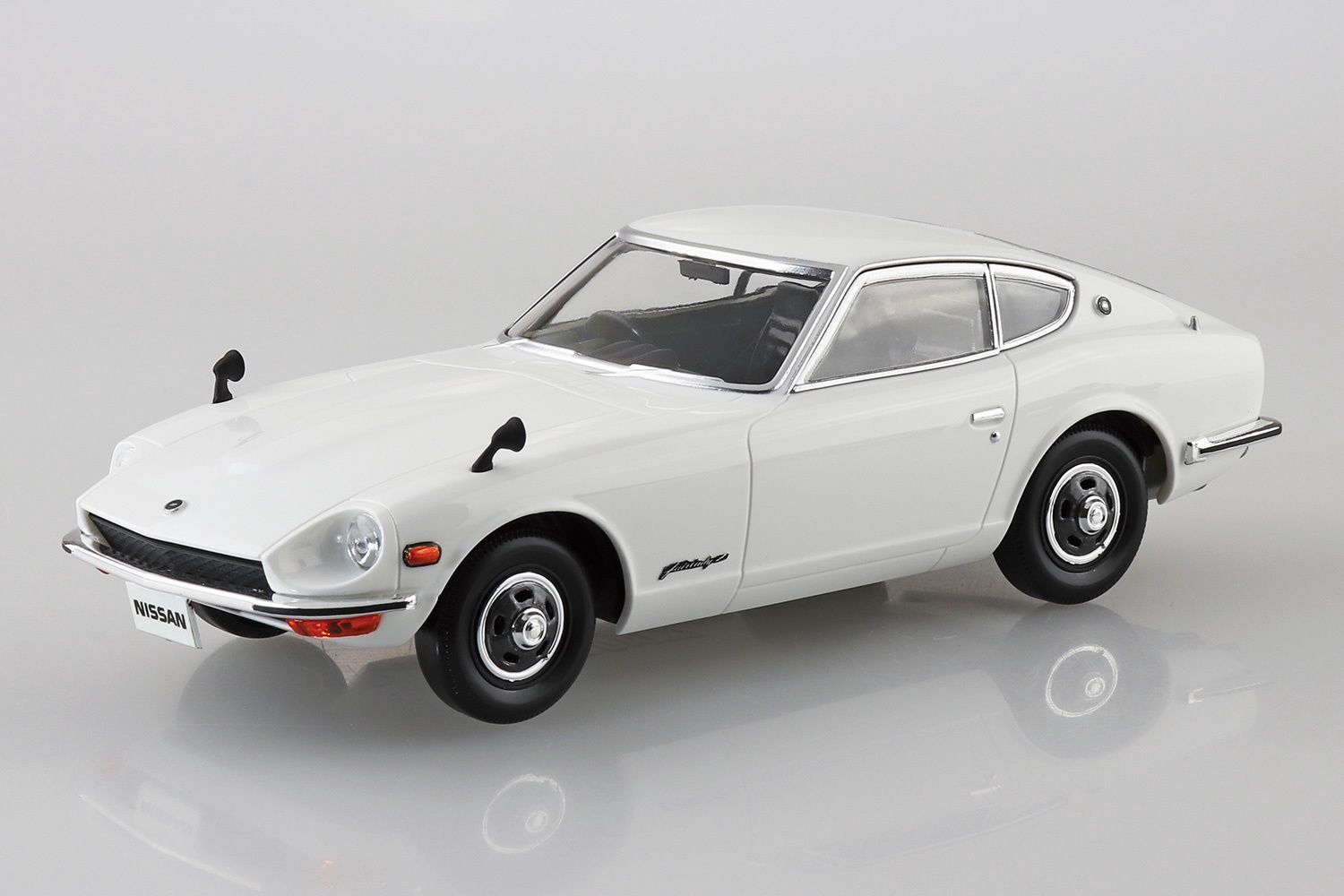 Nissan S30 Fairlady Z (White) 1/32 Model Car Kit #6255 by Aoshima