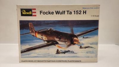 (Pre Owned) Focke Wulf Ta 152H 1/72 by Revell #H-81