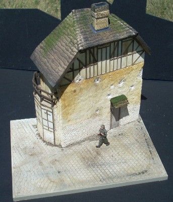 Juno 2-Story Beach House w/Base (8"x10.5") 1/35 by Diorama Plus