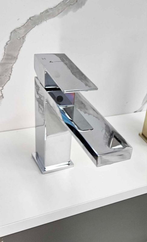 Litrohub SQ180 Chrome Bathroom Faucet – Single Hole, Modern Design