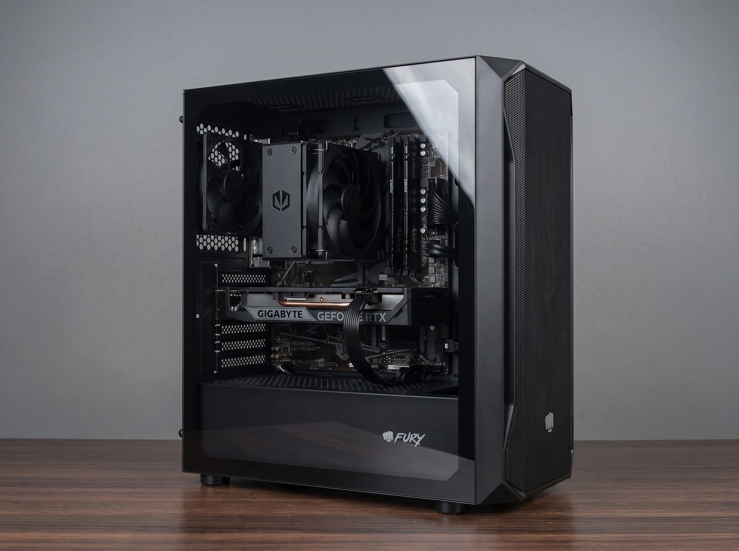 Ryzen 5 5600 / RTX 5050 8GB / 16 GB RAM / 512GB Dysk M.2 / Fury Shobo SH4F / Bez RGB