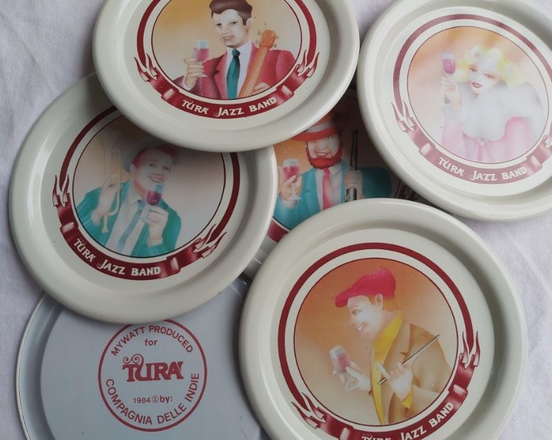 Set Vassoio e 6 Sottobicchieri Turà Jazz Band Latta Mywatt Compagnia delle Indie 1984