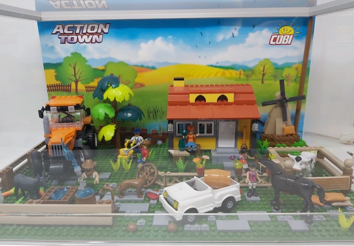 Teca Trasparente Costruzioni Cobi Action Town Fattoria con Luce Led (da Collezione) Teca Trasparente Costruzioni Cobi Action Town Fattoria con Luce Led (da Collezione)