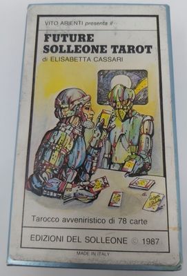 Tarocco Avveniristico Future Solleone Tarot Edizione Numerata 462/1500 Anno 1987 Edizioni del Solleone di Vito Arienti (da Collezione) Tarocco Avveniristico Future Solleone Tarot Edizione Numerata 462/1500 Anno 1987 Edizioni del Solleone di Vito Arienti (da Collezione)