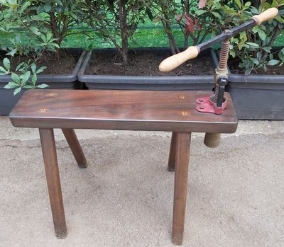 Trafilatrice per Pasta con Sgabello (Sedia a Cavalletto) Bigolatrice per Pasta Trafilatrice per Pasta con Sgabello (Sedia a Cavalletto) Bigolatrice per Pasta