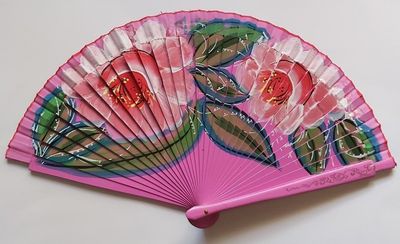 Ventaglio Spagnolo Legno Bifacciale Fuxia Bouquet 2 Fiori Rossi con Foglie Ventaglio Spagnolo Legno Bifacciale Fuxia Bouquet 2 Fiori Rossi con Foglie