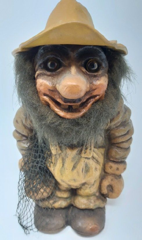 Troll Fosse Norway Troll Il Pescatore con Rete Anno 1998 (da Collezione) Troll Fosse Norway Troll Il Pescatore con Rete Anno 1998 (da Collezione)