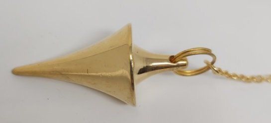 Pendolino in Ottone Forma a Cono Cilindrico con Catenella e Perlina Pendolino in Ottone Forma a Cono Cilindrico con Catenella e Perlina