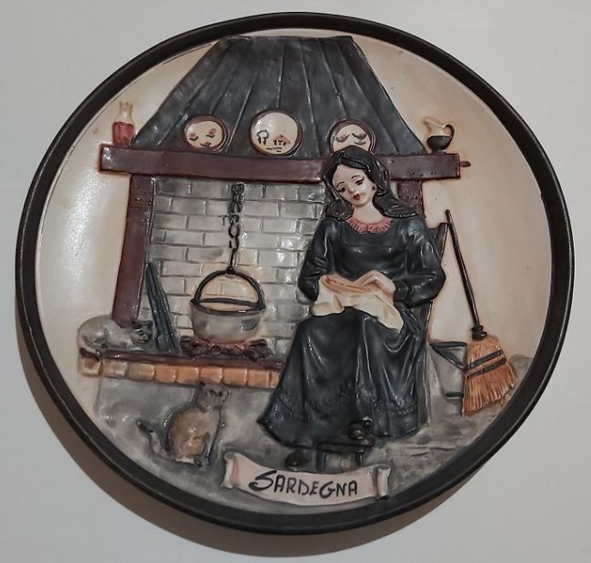 Piatto da Muro Parete Souvenir Sardegna Massaia Vicino al Caminetto Dipinto a Mano