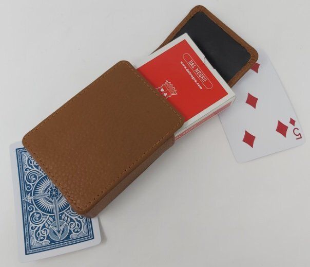 Portacarte 1 Mazzo Poker o Regionali (NON INCLUSE) Pelle (colori Marrone, Bordeaux, Blu Navy) Chiusura magnetica