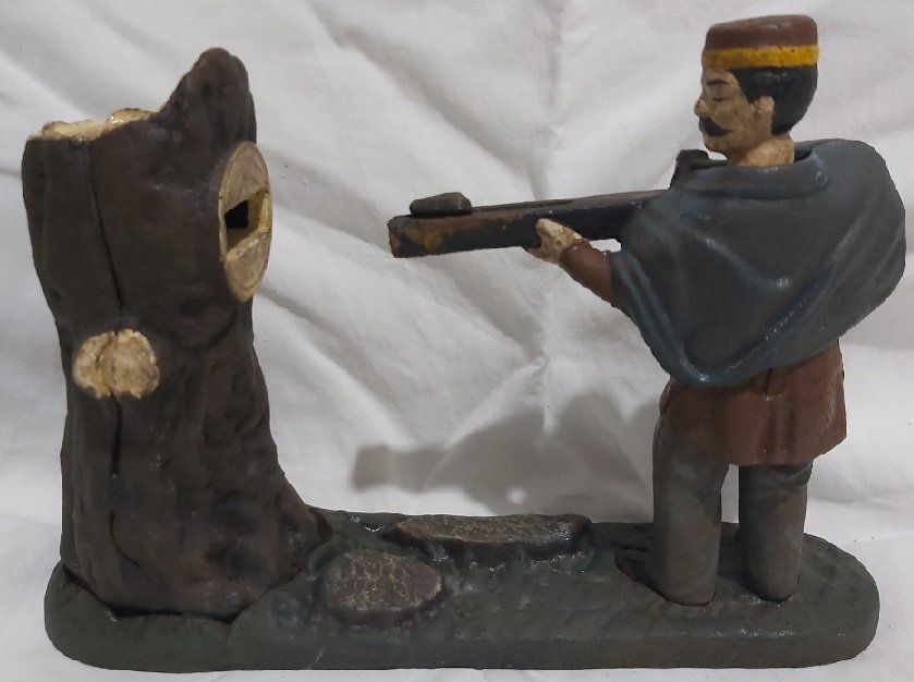 Salvadanaio Ghisa Meccanico Mechanical Bank Coin Box Saving Cacciatore con Fucile con Tronco d’Albero Salvadanaio Ghisa Meccanico Mechanical Bank Coin Box Saving Cacciatore con Fucile con Tronco d’Albero