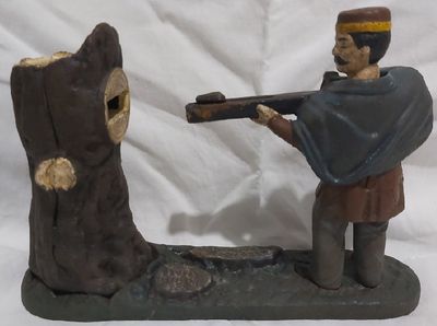 Salvadanaio Ghisa Meccanico Mechanical Bank Coin Box Saving Cacciatore con Fucile con Tronco d’Albero Salvadanaio Ghisa Meccanico Mechanical Bank Coin Box Saving Cacciatore con Fucile con Tronco d’Albero
