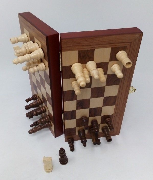 Scacchiera Pieghevole Magnetica cm 20 legno Completa di scacchi magnetici in legno Re h. mm 40. Scacchiera Pieghevole Magnetica cm 20 legno Completa di scacchi magnetici in legno Re h. mm 40.