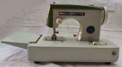 Macchina per Cucire Giocattolo in Latta ZIG ZAG SEW-ETTE Made in Japan anni '70 Macchina per Cucire Giocattolo in Latta ZIG ZAG SEW-ETTE Made in Japan anni '70