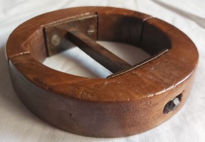 Allargacappelli Allarga Cappelli a Disco Fine ‘800 in Legno Ferro Allargacappelli Allarga Cappelli a Disco Fine ‘800 in Legno Ferro