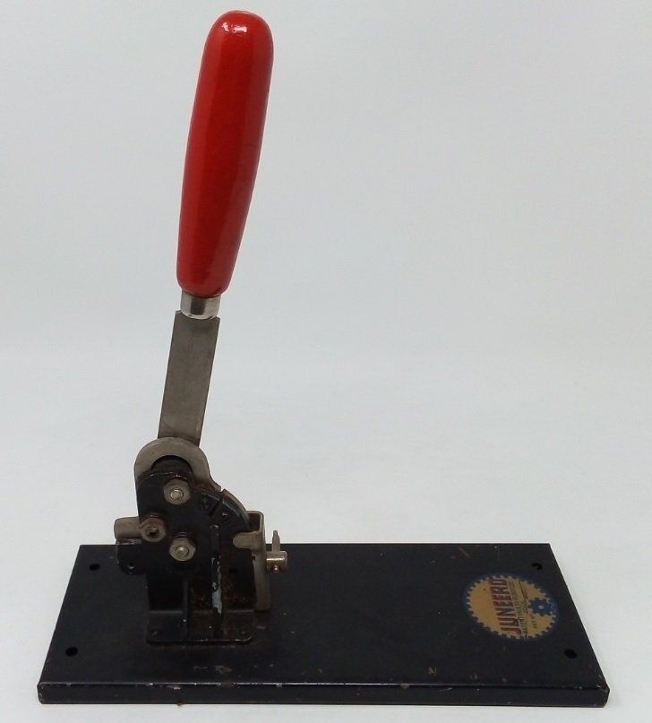 Attrezzo Multiuso Perfora, Piega, Taglia e Filetta del 1941 Juneero Attrezzo Multiuso Perfora, Piega, Taglia e Filetta del 1941 Juneero