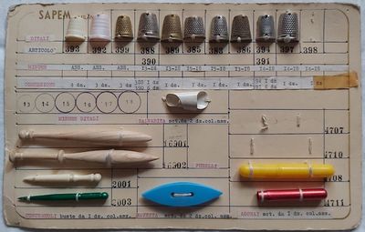 Campionario Cartella Tabella Antica Merceria SAPEM Milano Ditali Salvadita Fuselli Punteruoli Navetta Agorai Campionario Cartella Tabella Antica Merceria SAPEM Milano Ditali Salvadita Fuselli Punteruoli Navetta Agorai