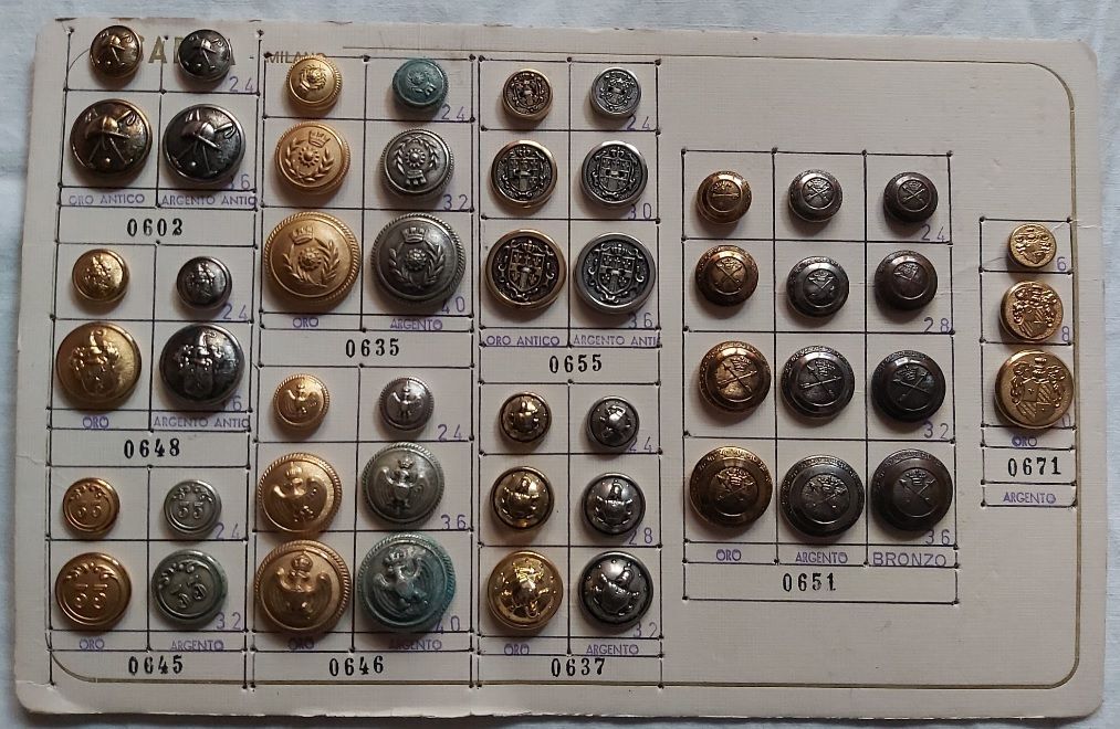 Campionario Cartella Tabella Antica Merceria SAPEM Milano Bottoni Araldici Militari Stemmi Oro Argento Bronzo 51 Pezzi SAP3 Campionario Cartella Tabella Antica Merceria SAPEM Milano Bottoni Araldici Militari Stemmi Oro Argento Bronzo 51 Pezzi SAP3