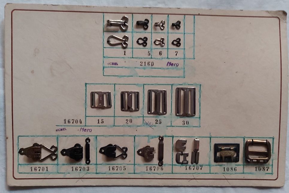 Campionario Cartella Tabella Antica Merceria Ganci Passanti 26 Pezzi SAPEM Campionario Cartella Tabella Antica Merceria Ganci Passanti 26 Pezzi SAPEM