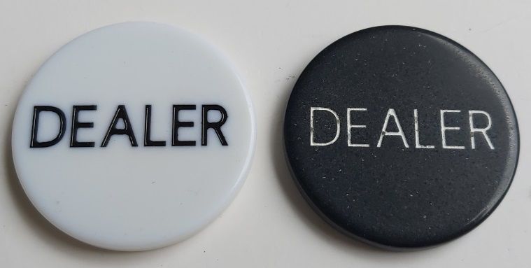 Casinò Dealer Puck Button White or Black Bianco o Nero (Texas Hold'em) Casinò Dealer Puck Button White or Black Bianco o Nero (Texas Hold'em)