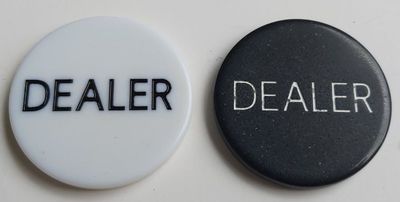 Casinò Dealer Puck Button White or Black Bianco o Nero (Texas Hold'em) Casinò Dealer Puck Button White or Black Bianco o Nero (Texas Hold'em)