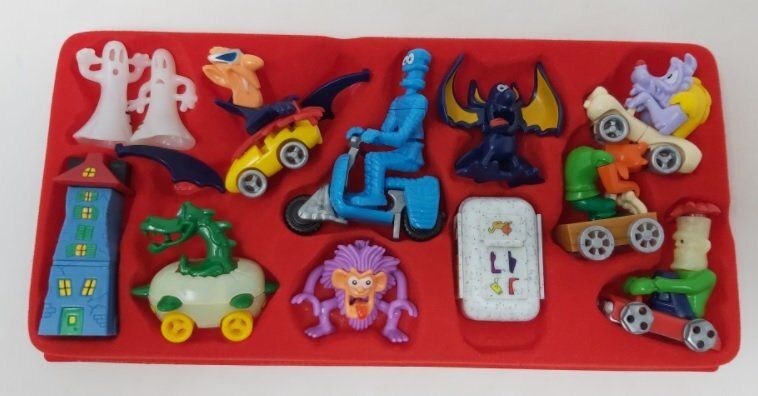 Cofanetto Porta Kinder Serie Completa 11 Personaggi Sorprese Ferrero Monster Hotel 2 Anno 2005 (da Collezione) Cofanetto Porta Kinder Serie Completa 11 Personaggi Sorprese Ferrero Monster Hotel 2 Anno 2005 (da Collezione)