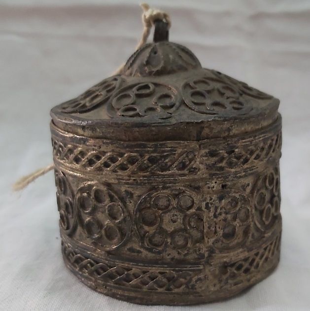 Cofanetto in Metallo Cesellato con Coperchio Antico Vintage. Cofanetto in Metallo Cesellato con Coperchio Antico Vintage.