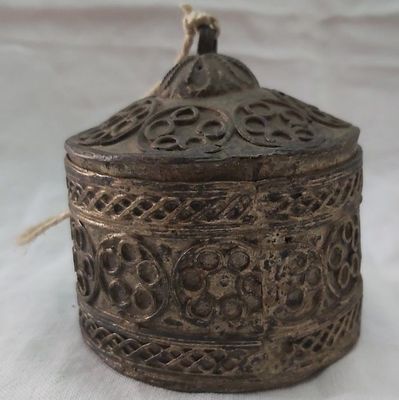 Cofanetto in Metallo Cesellato con Coperchio Antico Vintage. Cofanetto in Metallo Cesellato con Coperchio Antico Vintage.