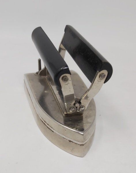 Ferro da Stiro da Viaggio con Custodia Manico in Legno Apribile Spinotti in Bakelite Ferro da Stiro da Viaggio con Custodia Manico in Legno Apribile Spinotti in Bakelite