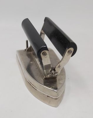 Ferro da Stiro da Viaggio con Custodia Manico in Legno Apribile Spinotti in Bakelite Ferro da Stiro da Viaggio con Custodia Manico in Legno Apribile Spinotti in Bakelite