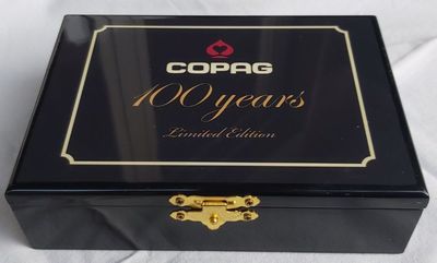 Elegante Cofanetto Astuccio Legno Centenario (1908-2008) Copag 2 Poker 100 Years n. 1021/2880. Elegante Cofanetto Astuccio Legno Centenario (1908-2008) Copag 2 Poker 100 Years n. 1021/2880.