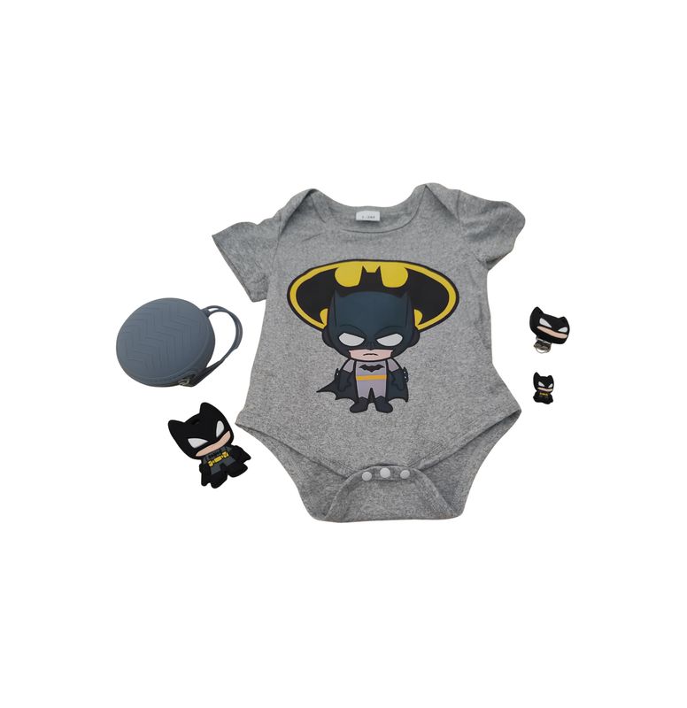 BODY GRIS MANGA CORTA BATMAN CON CHUPETERO, MORDEDOR Y PORTACHUPES