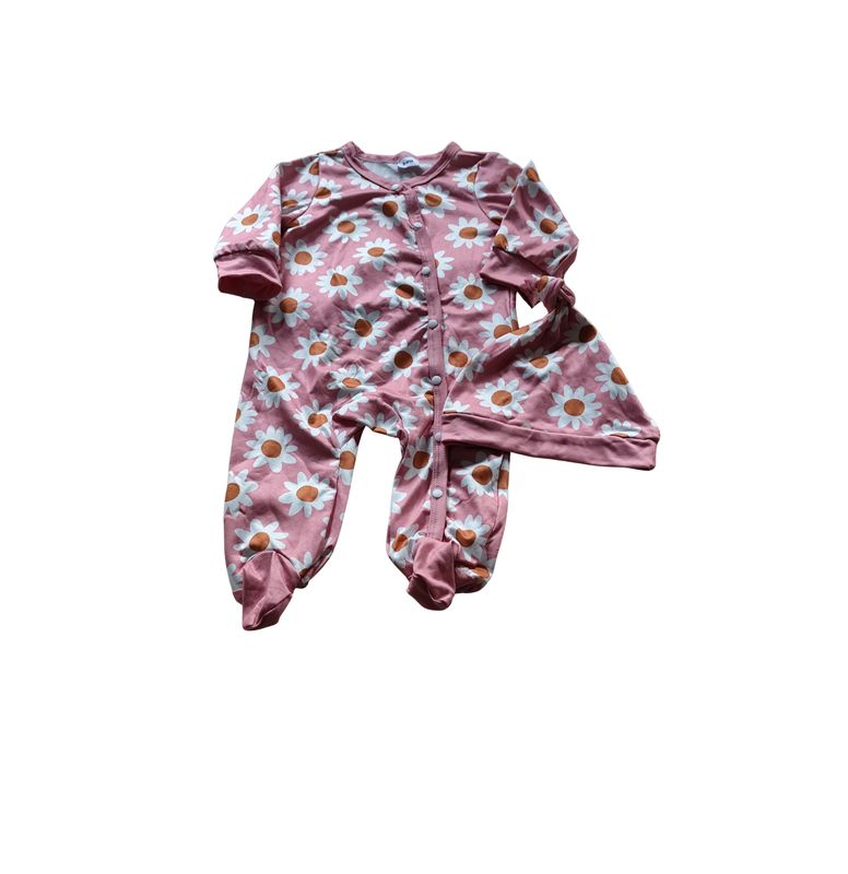 PELELE MANGA LARGA CON PUNTOS ROSAS Y GORRITO